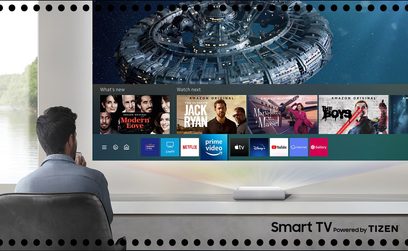Videoprojektor Samsung The Premiere SP-LSP9TFA zobrazující uživatelské rozhraní s náhledy filmů a seriálů na projekční plátno