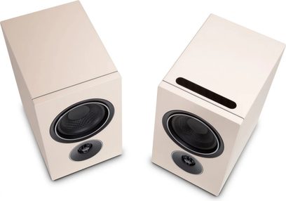 Par PSB iQ2-højttalere i beige sandstone, kompakt format med sorte højttalerenheder set i trekvartsperspektiv