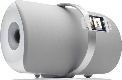 NAD VISO ONE hvid multimediehøjttaler, set fra venstre forkvarter, afrundet cylindrisk form, lys grå plastik, LCD-skærm