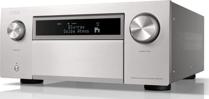 Amplificatore home theater Denon AVC-A1H argento, vista frontale, display blu con scritta "Blu-ray Dolby Atmos", due manopole rotanti argentate