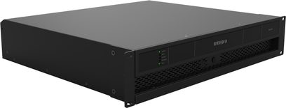 Integrert multiromsforsterker Integra 8500DSP svart i 2U rackformat, sett fra trekvart vinkel med ventilert frontpanel og LED-indikatorer