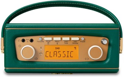 Roberts Revival Uno BT roheline laua-raadio nahkjas graineeritud pinnaga, esivaade, kaarekujuline käepide, kuldne esipaneel keskel oranž LCD-ekraaniga, viis ristkujulist nuppi, kaks audio-pistikut ja kaks suurt sümmeetrilist ringikujulist regulaatorit.