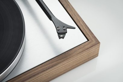 Pro-Ject Pick it DS2 MC sort og sølv pickup til pladespillere, nærbillede af profil på lys træ tonearm