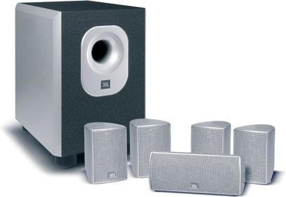 Sada kompaktních reproduktorů JBL SCS 140 v antracitově šedé barvě, skládající se z subwooferu a 5 krychlových satelitů
