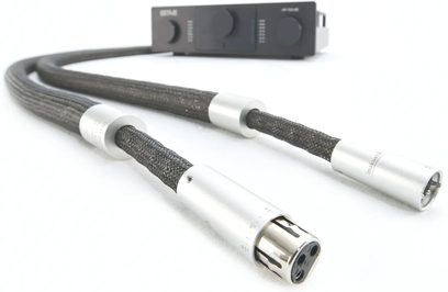 Analog XLR-lydkabel Inakustik NF-2405 AIR 1,5m med cylindriske metalstik og mørk flettet kappe, set i perspektiv