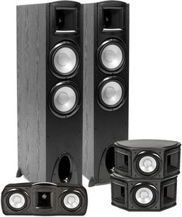 Sada sloupových reproduktorů Klipsch Synergy F-30 v černé barvě, pohled zepředu, s odpovídajícím krychlovým subwooferem