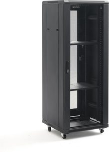 Zwarte Norstone Pro Rack 32U audiovisuele kast met geperforeerde voordeur, dichte zijpanelen, wielen en interne planken