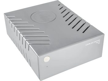 HI‑FI barošanas bloks Gold Note PSU‑10 EVO sudraba krāsā, matēta metāla korpuss ar ventilācijas spraugām, skats no priekšpuses trīs ceturtdaļās