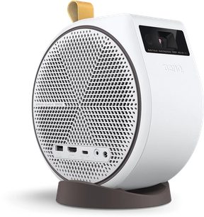 Videoproiettore Benq GV30 bianco e marrone, vista frontale leggermente laterale, griglia circolare perforata, porte di connessione, base marrone curva