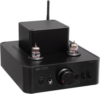 Taga Harmony HTA-700B v.3 sort, integreret stereo rørforstærker, sort lakeret finish, to synlige rør på toppen, stor central volumenknap, valgknapper, hovedtelefonudgang, bagmonteret antenne, set fra trekvart forfra