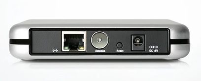 Elgato EyeTV Netstream DTT, silberfarbene Multimediahardware mit schwarzer Frontblende, Ethernet- und USB-Anschlüssen, Frontansicht