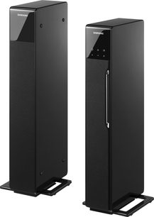 Sæt med 2.1 højttalere fra Samsung RTS-HE20 i sort, set forfra, bestående af to lodrette højttalere og en basrefleksboks