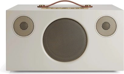 Audio Pro C10 MKII W Classic bej akıllı hoparlör, önden görünüm, üç yuvarlak altın rengi ızgara ve üstte kahverengi tutma kolu