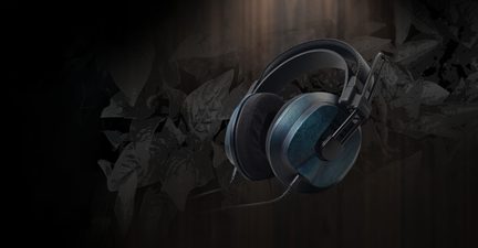 Fostex gaming-headset med kabel og boom-mikrofon, blå ørekopper i træ og sorte ørepuder på mørk baggrund