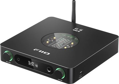 FiiO K13 R2R hovedtelefon-forforstærker, sort metalkabinet, to knapper med grøn ring, frontskærm, koøje til kredsløb, antenne