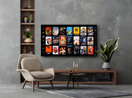 Veggmontert smart-TV med flatskjerm, mosaikkgrensesnitt for filmer i en moderne stue med beige lenestol