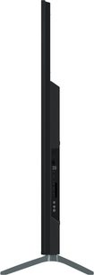 Panasonic TV-75W95AEG højdefinitionsfjernsyn, set fra højre side, ultratynd sort skærm, gråt metalstativ, synlige tilslutningsporte