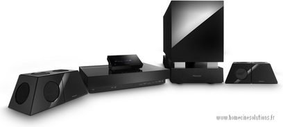 Pioneer LX-01 hjemmebiografsystem bestående af en Blu-ray-afspiller, to højttalere, en basrefleksboks og en soundbar, set forfra