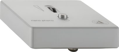 Preamplificatore fonografico ClearAudio Nano Phono V2 argento, vista dall'alto in prospettiva, case rettangolare argentato, manopole e connettori