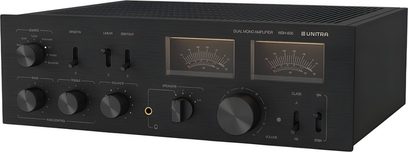Integrovaný stereo hi-fi zesilovač Unitra WSH-805 v černé barvě, přední panel z kartáčovaného kovu, dva VU-měry, velký ovládací knoflík hlasitosti, pohled zepředu 3/4