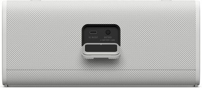 Draagbare witte Sony ULT Field 3 bluetooth-speaker, cilindervormige behuizing bekleed met meshstof en kunststof uiteinden, achteraanzicht met geopend klepje dat een USB-C-poort en een Battery Care-knop onthult