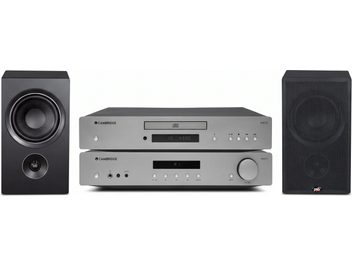 Šedá hi-fi sestava Cambridge AXC35 a AXA35 se dvěma černými regálovými reproduktory PSB, pohled zepředu