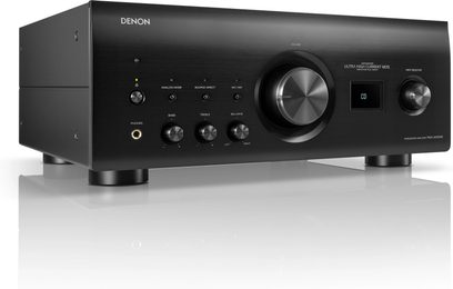 Integrovaný stereofonní hi-fi zesilovač Denon PMA-3000NE, pohled ze tří čtvrtin, černý přední panel, kulatá tlačítka, displej zobrazující "CD"