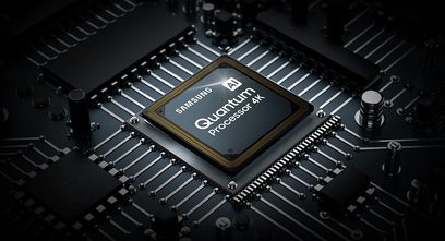 Procesor Quantum 4K Samsung na černé desce plošných spojů, detailní pohled shora, zlaté čtvercové pouzdro uprostřed