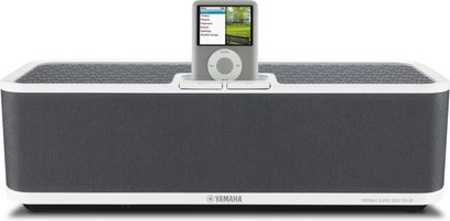 Grå og hvid Yamaha PDX-30 dockingstation med LCD-skærm, der viser en menu, set forfra i let nedadgående vinkel
