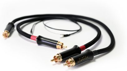 Advance Paris Link RCA phono-kabel 1,5 m sort med flettet nylonkappe, set i trekvart vinkel, fire cylindriske stik i mat sort med guldfarvede metalender, røde og sorte ringe samt lille jordledning med gaffelterminal