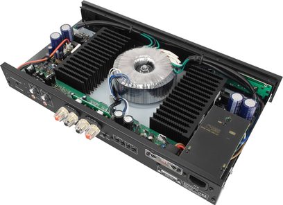 Geopende IOTAVX PA3 high-fidelity eindversterker, binnenaanzicht met grote ringkerntransformator en zwarte koellichamen