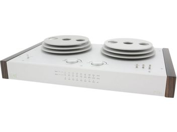 Préampli phono EAT E-Glo avec boîtier rectangulaire blanc, côtés en bois, deux boutons rotatifs, deux dissipateurs circulaires