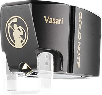 Celula pick-up pentru viniluri Gold Note Vasari, vedere frontală, carcasă neagră lustruită cu logo auriu, braț de alonjă metalic, vârful acului vizibil
