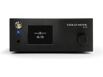 Integrēts hi-fi stereo pastiprinātājs IS-10 melns, skats no priekšpuses, centrālais ekrāns, apaļš poga pa labi, logotips augšā pa kreisi