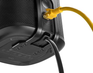 Czarne ścienne wsporniki metalowe do głośnika Sonos One, z podłączonym żółtym kablem ethernetowym, widok z boku z bliska