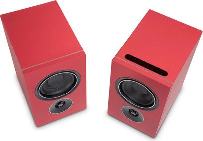 Pár reproduktorů PSB iQ2 v ember červené, pohled shora, červené skříně s černými reproduktory na čelní straně