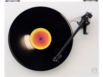 Gramofon Rega Planar 3 z wkładką Nd3, widok z góry, czarny talerz, czarna płyta winylowa, wielokolorowa etykieta centralna