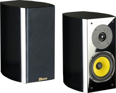To Davis Acoustics Dufy bogreolhøjttalere, sorte, set forfra med mellemtone- og diskantenheder, vist i 3/4 perspektiv