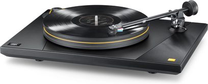 Mofi Electronics UltraDeck + fekete bakelit lemezjátszó, háromnegyedes nézetből, masszív tányérral és tűkarral