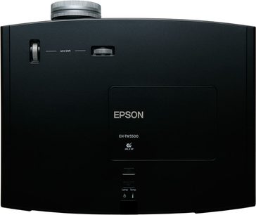 Epson EH-TW5500 sort videoprojektor, set forfra, centreret linse, knapper og porte på højre side, hvidt Epson-logo
