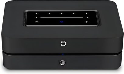 Стерео Hi-Fi підсилювач BlueSound Powernode 2025 (N331) чорного матового пластику, вид спереду з легким нахилом, прямокутний корпус з закругленими кутами та вбудованим у верхню частину сенсорним панелем з чорного глянцевого скла, сріблястий логотип по центру передньої панелі, світлова смуга з синіми LED та роз'єм jack 3,5 мм у нижній частині передньої панелі