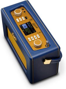 Roberts Revival iStream 3L Digitaltischradio in Mitternachtsblauem Kunstleder, rechteckiges Gehäuse mit gelber Lautsprecherabdeckung, gelbe Oberseite mit Farbdisplay, cremefarbene Knöpfe und Drehregler, Teleskopantenne und seitlicher Griff, perspektivische Ansicht