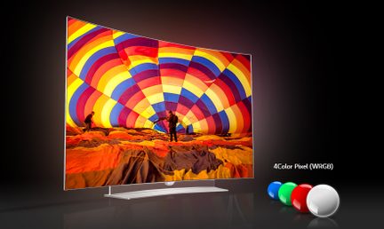 QLED 4K-tv, der viser et farverigt billede af varmluftsballoner i en ørken, set forfra på en sort baggrund