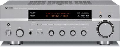 Amplificador de audio estéreo hi-fi Yamaha RX-497 plateado, vista frontal, con panel frontal, botones, pantalla de visualización, toma de auriculares