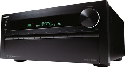 Onkyo TX-NR818 sort home-cinema-forstærker set forfra, blåt display, sølvfarvede knapper og justeringshjul