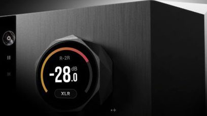 Netzwerk-Audio-Player EverSolo DMP-A10, Vorderansicht, zentraler runder Knopf zeigt -28,0 dB an, schwarze Ausführung
