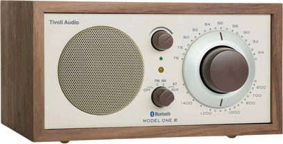 Radio da tavolo Tivoli Model One BT noce beige, frontale crema dal look vintage con grande manopola e altoparlante rotondo