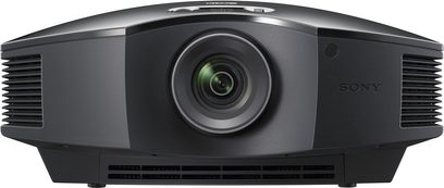 Sony VPL-HW10 sort videoprojektor, set forfra, linse i midten, sidehullede ventilationsgitre, Sony-logo