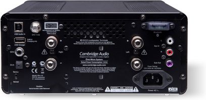 Sistema audio compatto nero con frontale in alluminio spazzolato, pulsanti e connettori sul fronte e sul retro