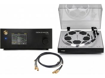 Sølvfarvet Thorens-pladespiller med åbent låg, sort Gold Note PH-10-phono-forforstærker og RCA-kabler